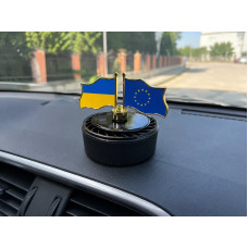 Автомобільний ароматизатор-дифузор “Прапори” на сонячній батареї • Освіжувач повітря в машину з декоративними прапорами України та ЄС для панелі авто